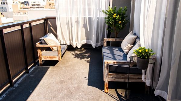 Optimiser un balcon urbain de 4 m² avec du mobilier efficace