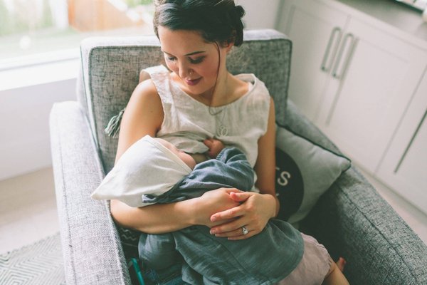 Fauteuil d'allaitement : comment réussir à en dénicher le meilleur pour un bébé ?