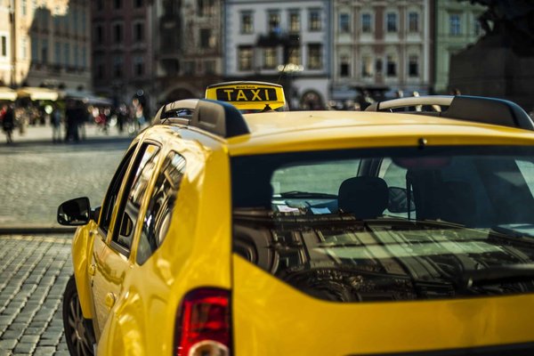 Pourquoi les taxis se mettent à l'hybride à Lyon : explication détaillée !