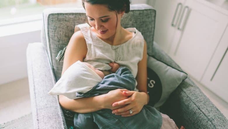 Fauteuil d’allaitement : comment réussir à en dénicher le meilleur pour un bébé ?