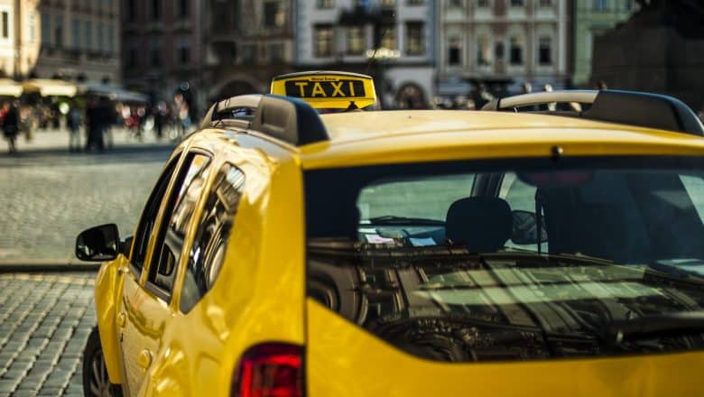 Pourquoi les taxis se mettent à l’hybride à Lyon : explication détaillée !